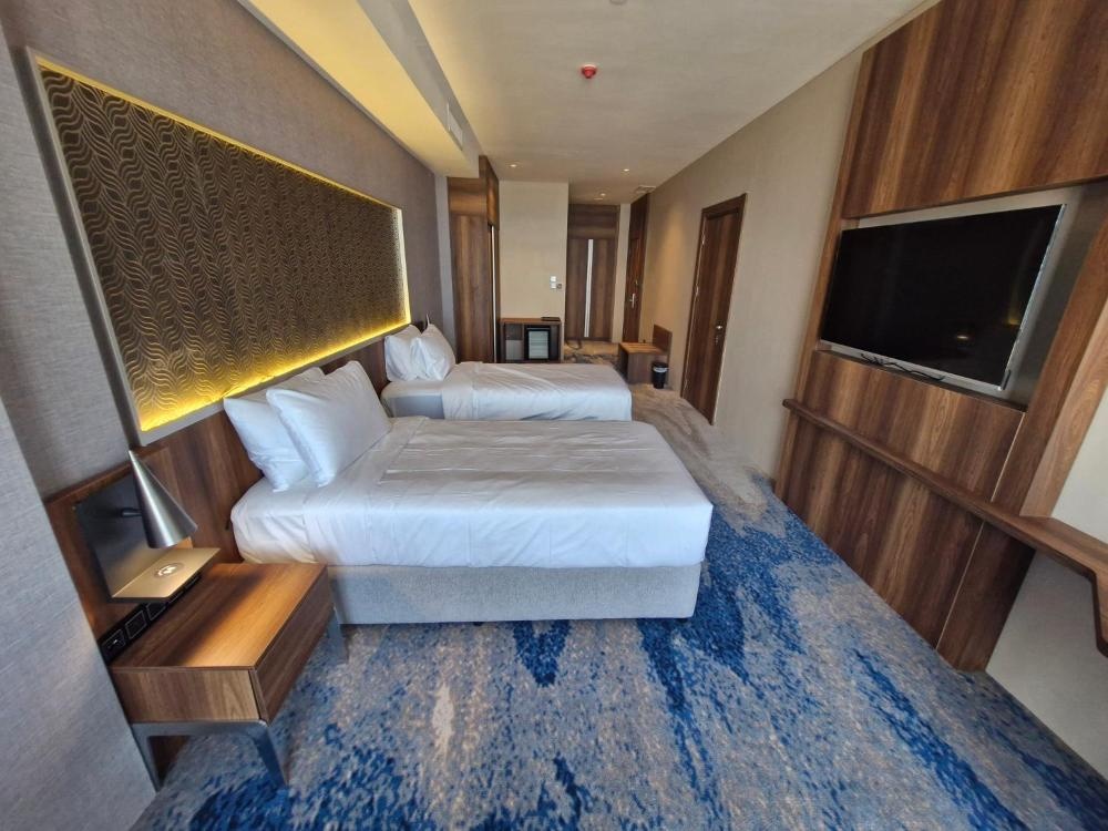 Ocean View Hotel Kuwait twin room with TV and accent lighting